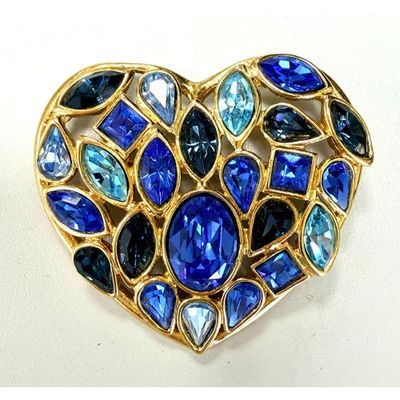 broche en forme de cœur bleu et or, ornée de cristaux et de pierres