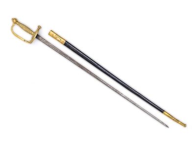 une épée avec une poignée dorée et une poignée noire