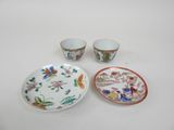 trois pièces de porcelaine chinoise sur un fond blanc