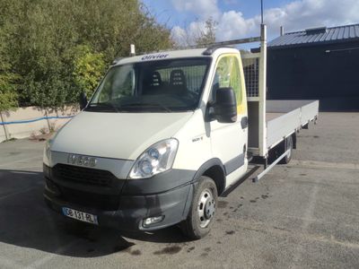 un camion blanc garé dans un parking