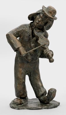 statue d'un homme jouant du violon sur fond blanc