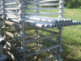 un banc fait de tubes métalliques posé dans l'herbe