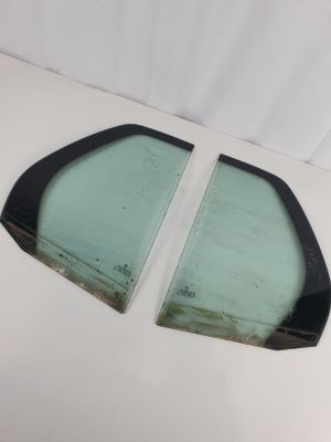 deux morceaux de verre posés l'un à côté de l'autre sur une table