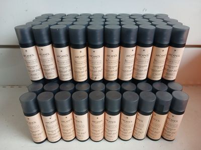 tout un tas de flacons de maquillage posés sur une table
