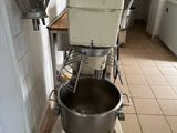 une photo d'une cuisine avec un batteur électrique et un bol de batteur