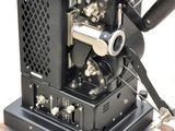 une machine noire posée sur une valise