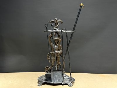 une image représentant une statue de femme tenant une épée, posée sur une table