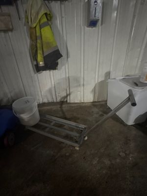 une petite salle de bains équipée de toilettes et d'un lavabo