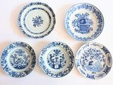 six assiettes bleues et blanches ornées de motifs sur fond blanc