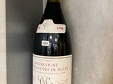 une bouteille de vin posée sur une étagère