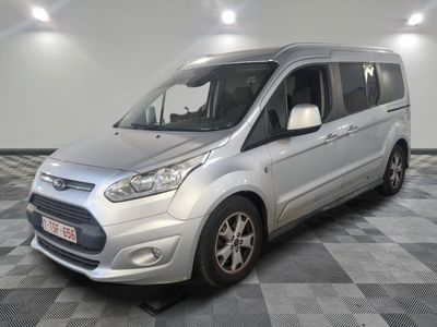 une fourgonnette Ford Transit garée sur un sol en carrelage à damier dans un garage