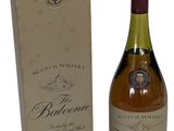 la bouteille de vin est posée à côté de la boîte de vin