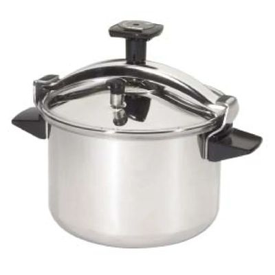 une image représentant une casserole en acier inoxydable avec son couvercle, sur fond blanc