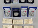 un lot de pièces d'argent rangées dans des boîtes et des pochettes, posées sur une table