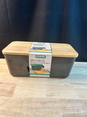 une boîte de brocolis posée sur une table en bois