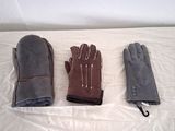 trois paires de gants posées sur un drap blanc