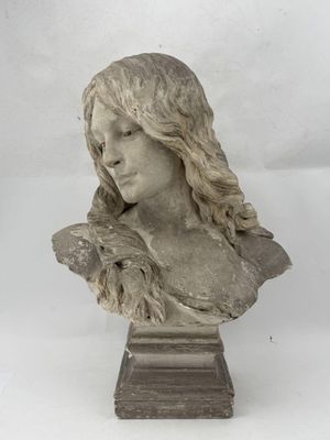 buste en marbre représentant une femme aux cheveux longs tenant un oiseau dans la main