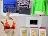 plusieurs photos différentes d'une femme portant un haut de bikini, un sac à dos et un maillot de bain