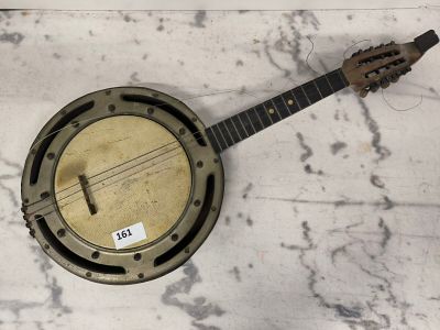 un banjo posé sur un sol en marbre