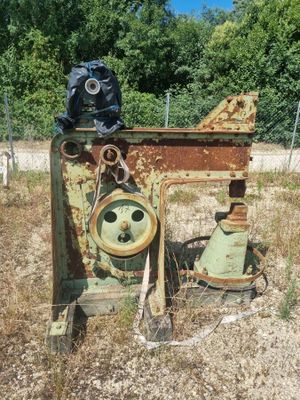 une machine rouillée abandonnée au milieu d'un champ