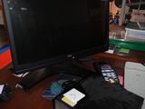 une image représentant un bureau avec un écran d'ordinateur et d'autres appareils électroniques