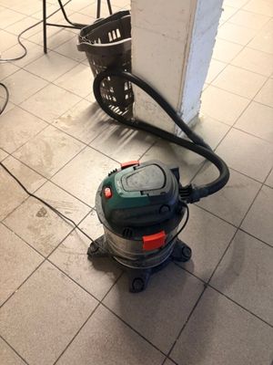 un aspirateur posé sur le sol de la pièce