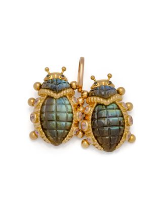 gros plan d'une paire de boucles d'oreilles sur fond blanc