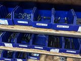 de nombreux bacs d'outils sur les étagères du magasin