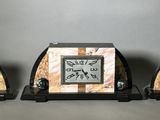 trois horloges de style Art déco posées sur une table