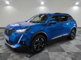 un 4x4 bleu garé dans une pièce au sol en damier