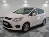 le ford c - max blanc est garé sur un sol en damier