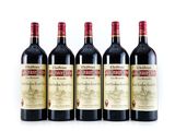 quatre bouteilles de vin sont alignées sur une surface blanche