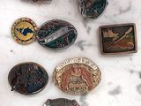un grand nombre de badges posés sur une table
