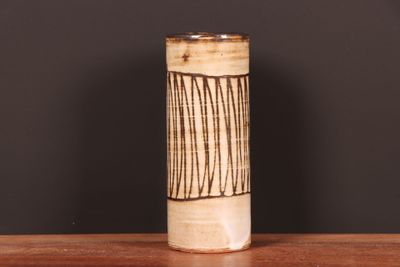 une photo d'un vase posé sur une table, sur fond noir