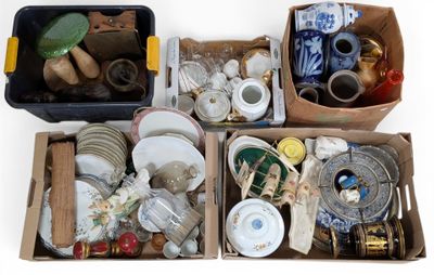 des boîtes remplies d'objets divers posées sur une surface blanche