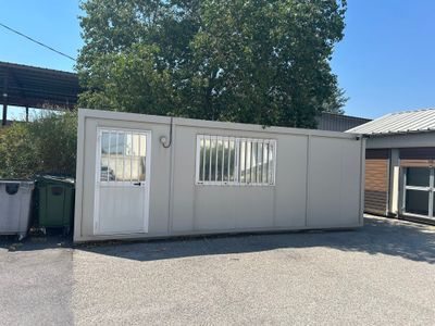 une photo d'une maison-conteneur dans un parking
