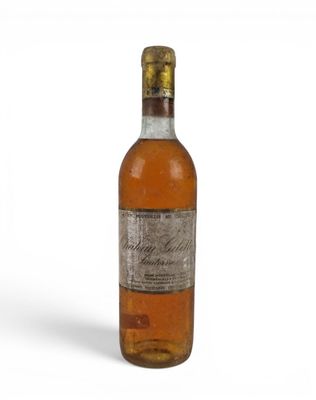 une bouteille de whisky posée sur une surface blanche
