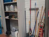 tout un tas d'outils qui traînent par terre dans le garage