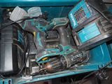 une perceuse sans fil et deux batteries dans une boîte bleue