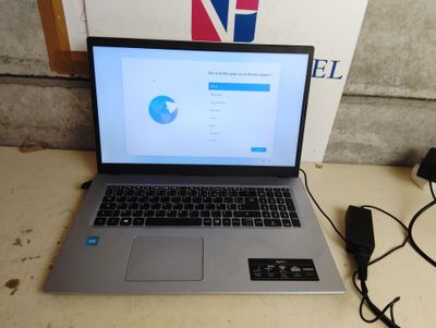 un ordinateur portable posé sur une table avec un chargeur