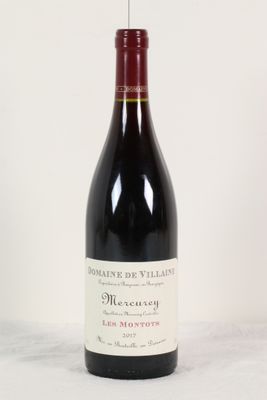 une bouteille de vin posée sur une table