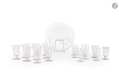 beaucoup de verres à vin et une assiette sur la table