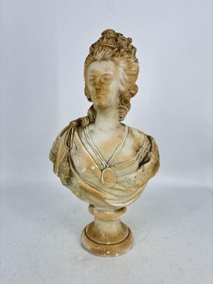 buste en marbre représentant une femme en robe, posé sur un socle