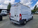 une camionnette blanche garée sur le parking
