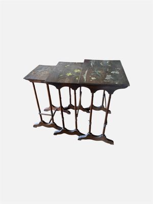 une table sur laquelle sont posées plusieurs chaises