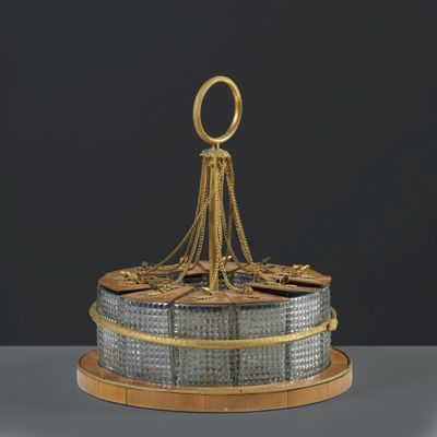 un plateau en or et en argent surmonté d'une horloge