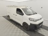 une camionnette Citroën garée dans une pièce blanche au sol à carreaux
