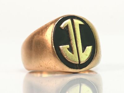 une image représentant une bague dorée et noire sur laquelle figure la lettre « j »