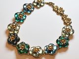 une photo d'un bracelet composé de perles de verre et de perles naturelles
