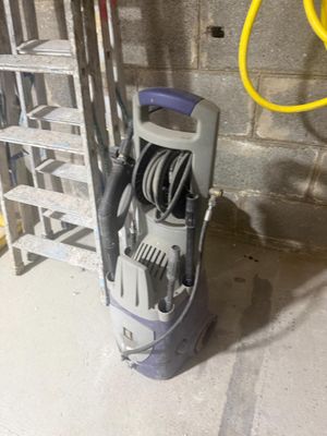 un aspirateur posé par terre à côté d'une échelle